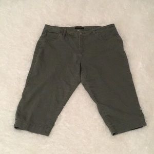 BRITISH KHAKI Military green denim capris 16 stretchy / comfy